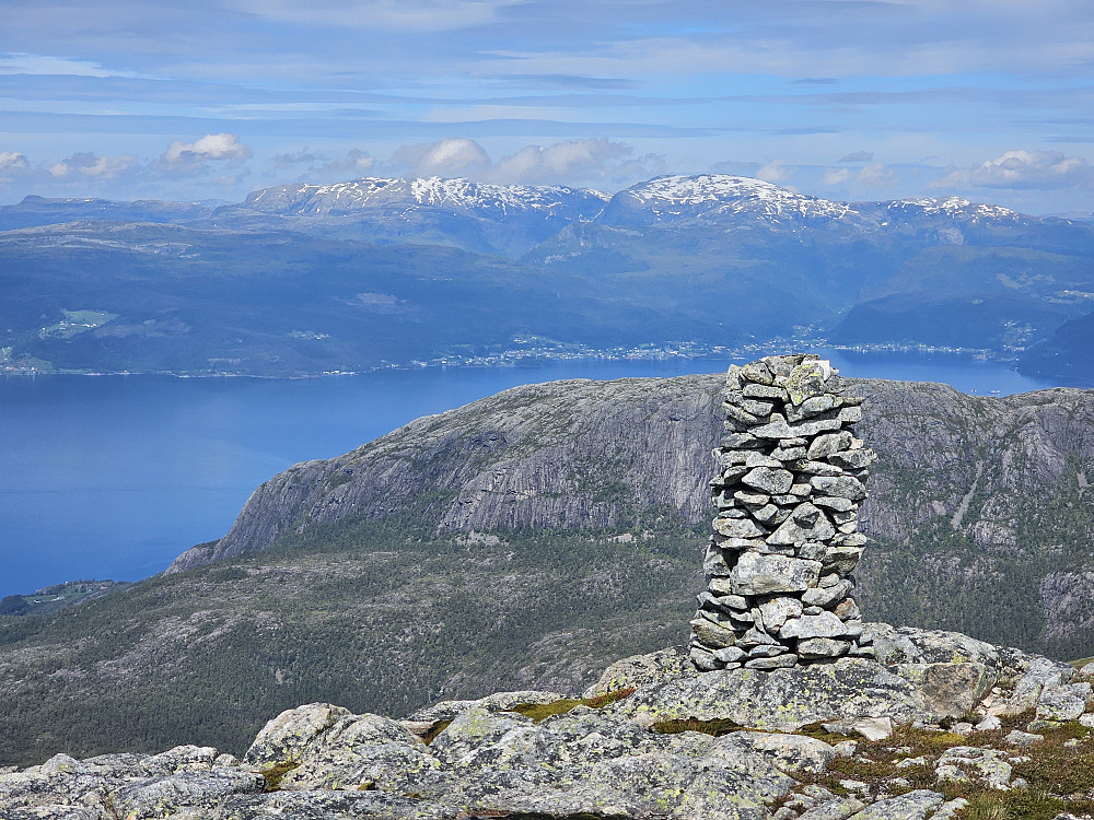 Storahorga varde 989 moh. utsikt mot Dumben, Strandebarm over fjorden med Tveitakvitingen bak.