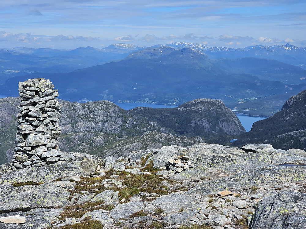 Storahorga varde med utsikt mot Horgene og med Vesoldo over fjorden