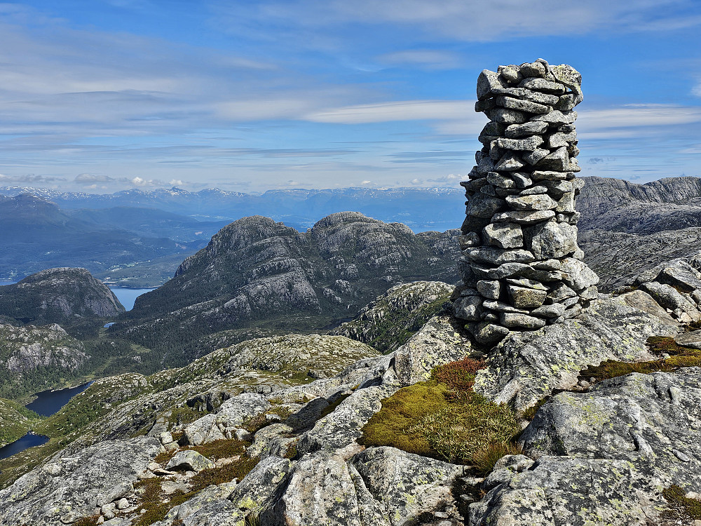 Storahorga varde med utsikt mot Gangdalsnuten, Midagsnuten og Daurmålsnuten på høyre siden av varden