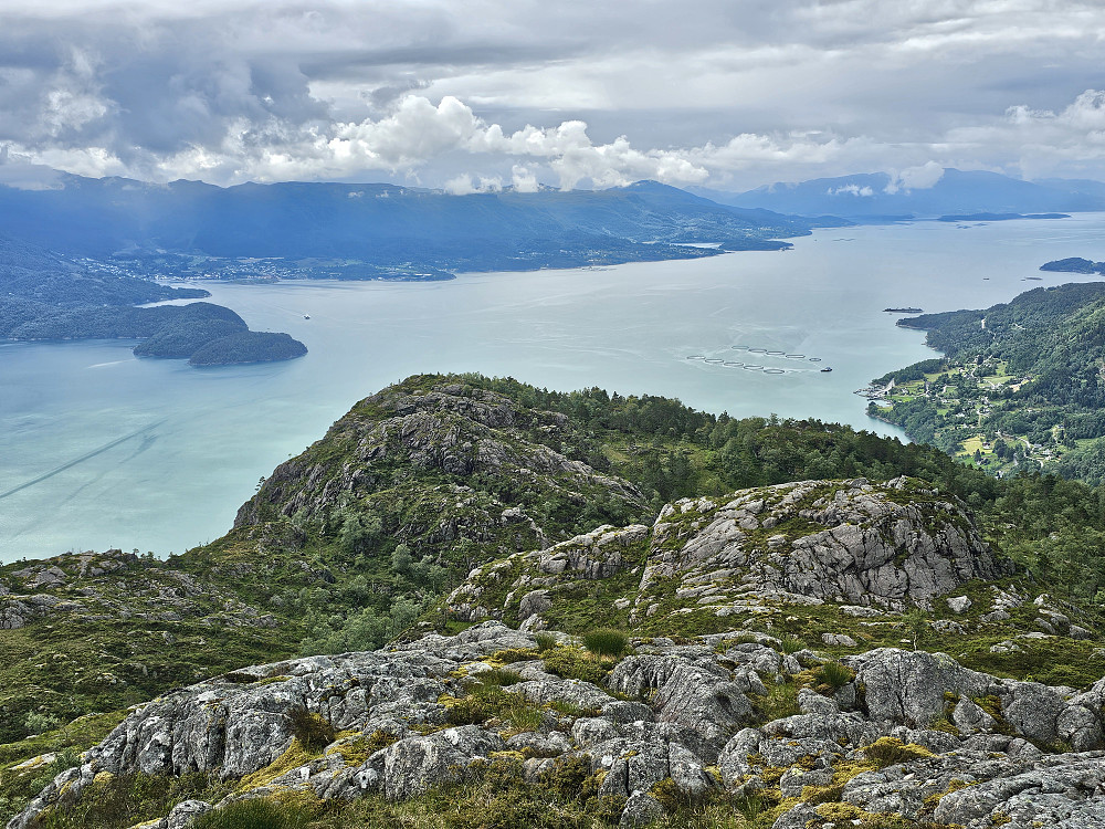 utsikt fra Holmedalsfjellet ned mot Utåker og mot Skånevik i Etne over fjorden