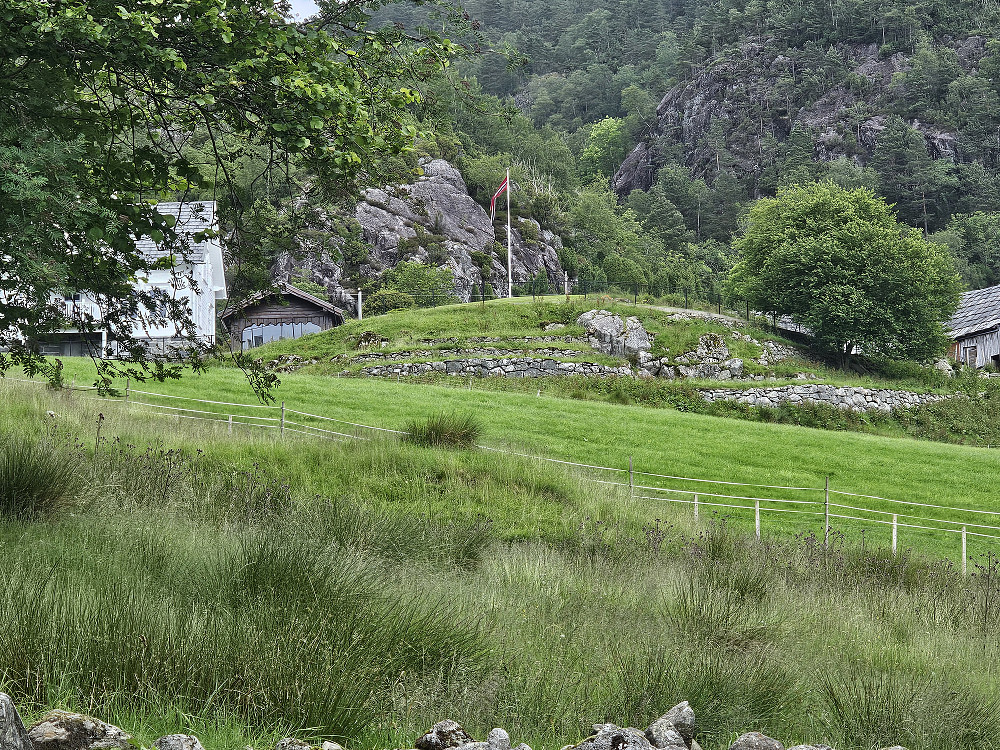 gravhaugen oppe ved gården sett fra kyrkjegarden