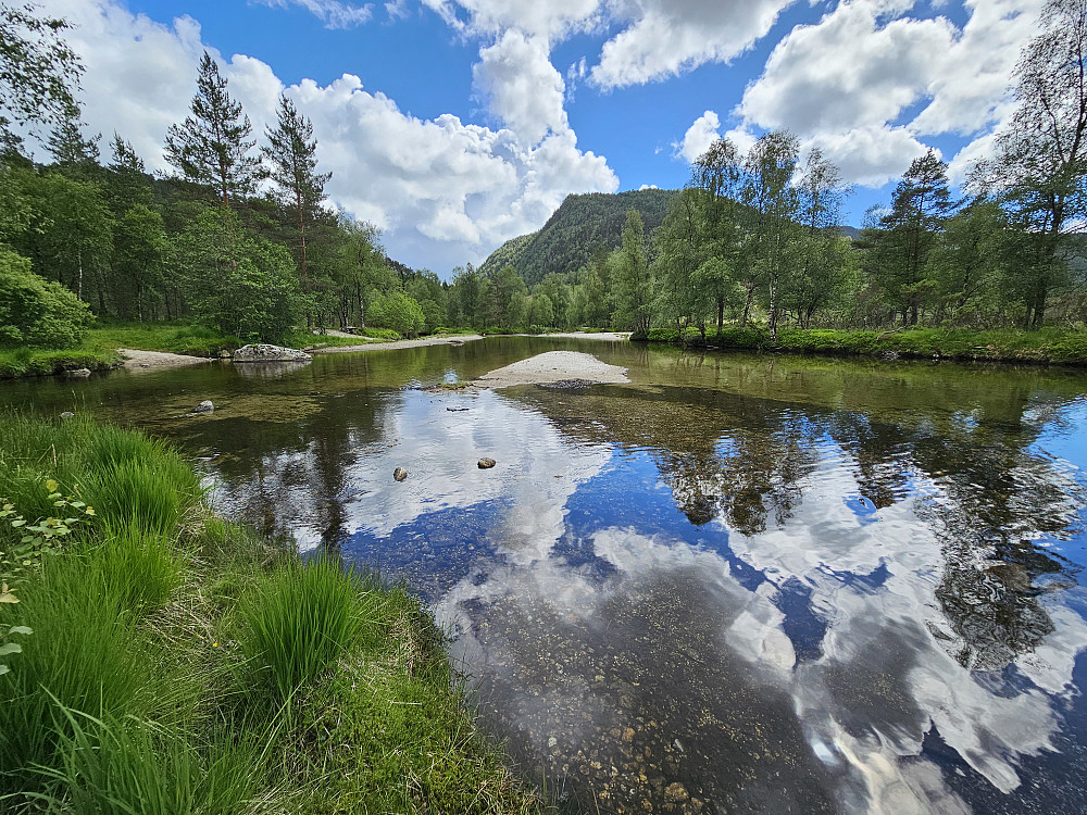 Bergsdalselva renner inn i Bakkastølsvatnet