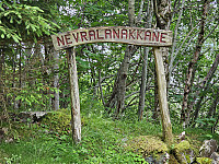 mange rare navneskilt langs med veien oppover