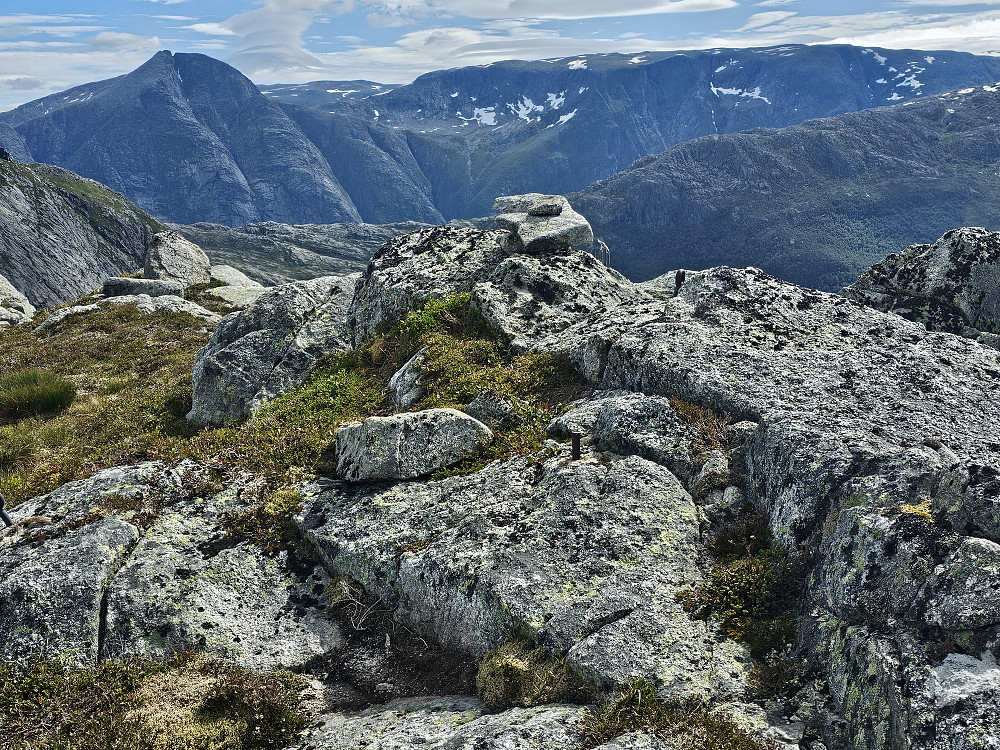 toppen på Gråurdstinden 923 med trig.p. og bolt i fjell. Gygrastolen i bakkant venstre side.