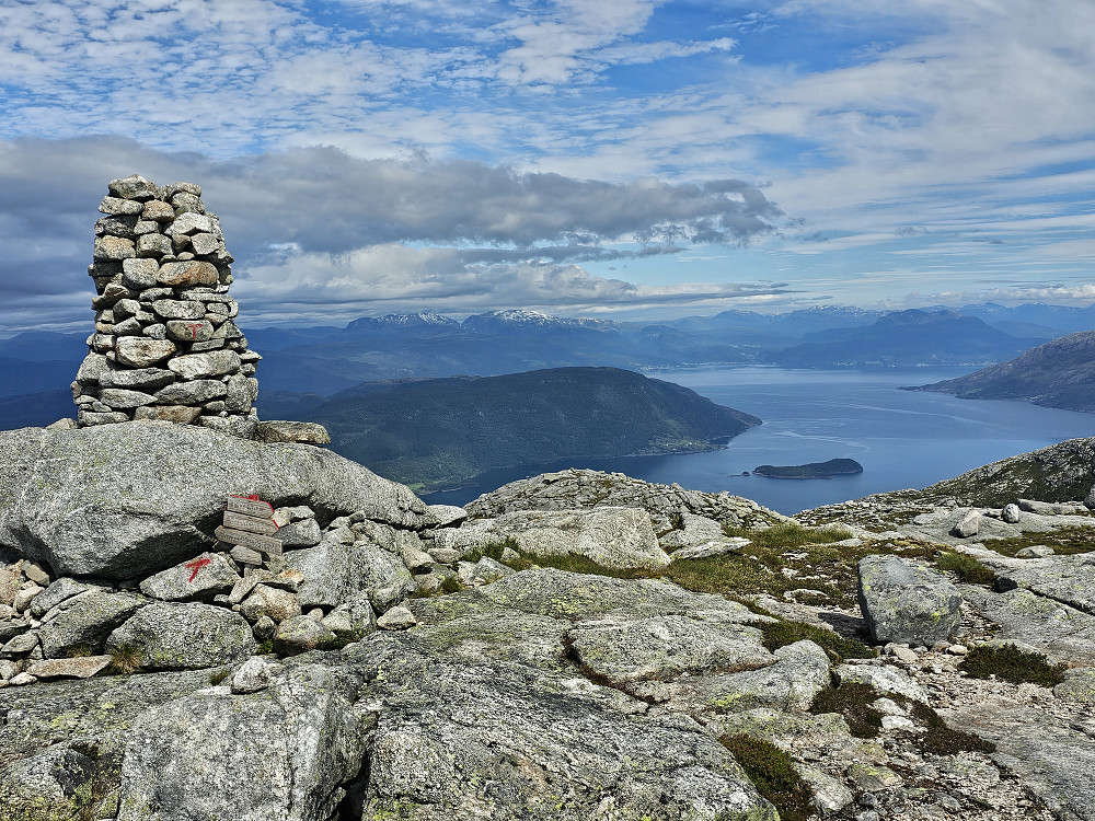 Nordlifjellet, utsikt mot nord med litt av Varaldsøy og Sildaholmen