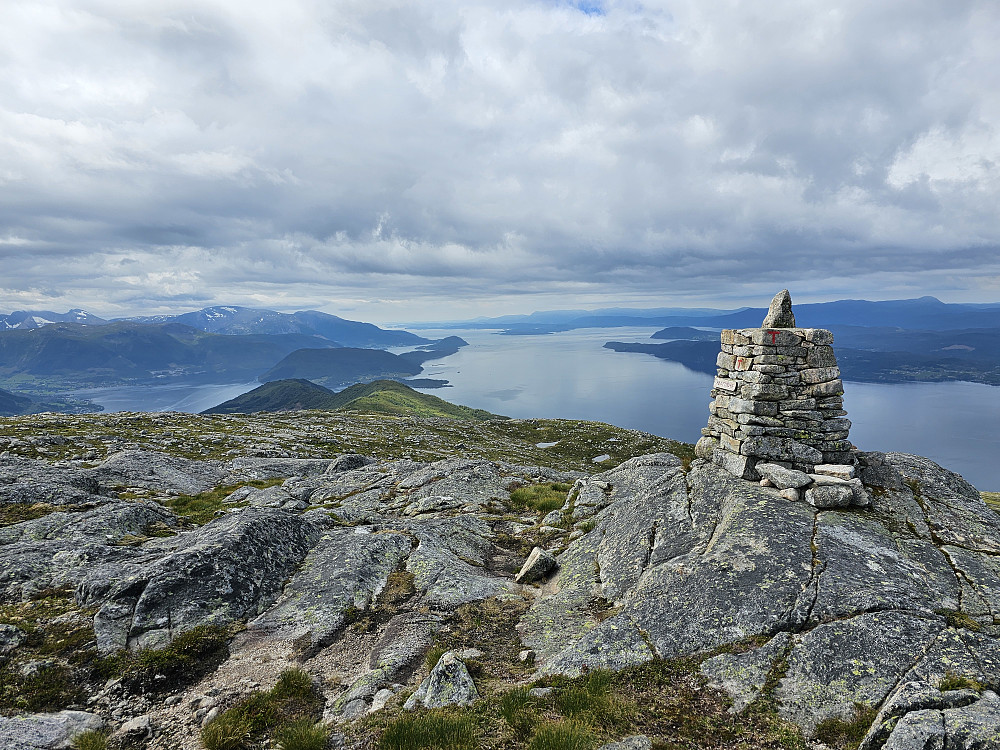 utsiktsvarde vest for Gråurdstinden