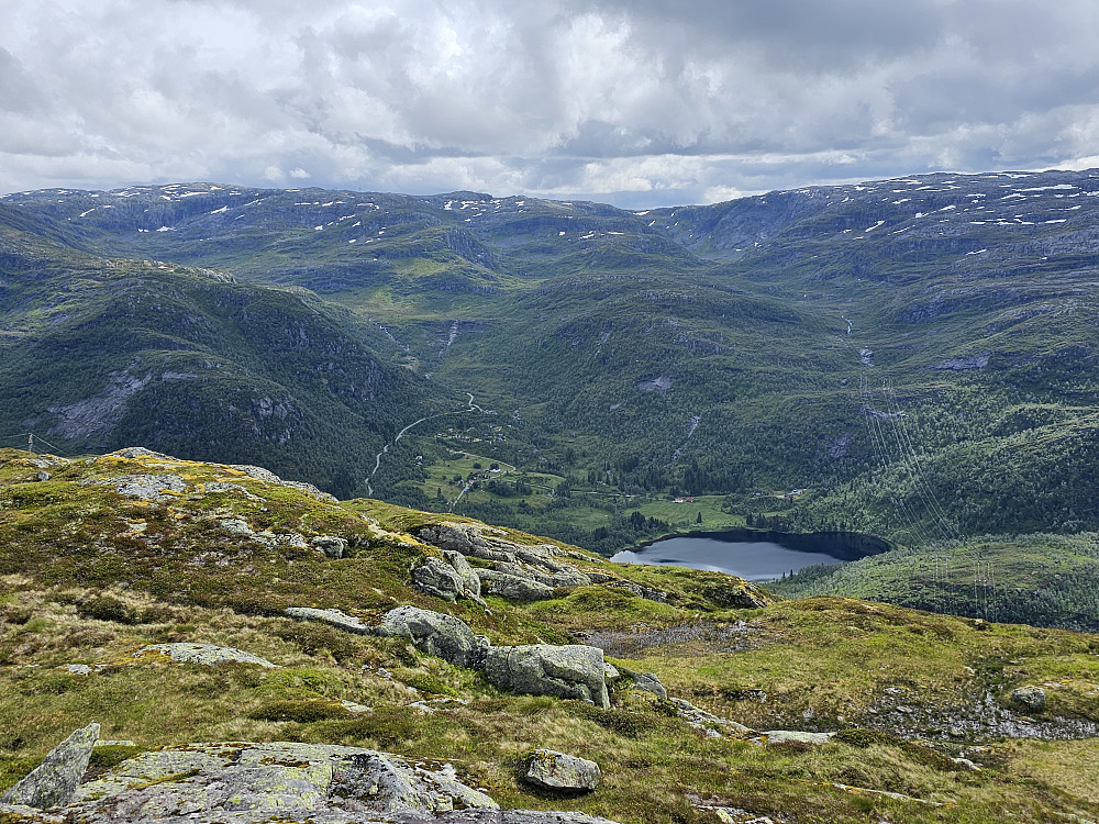 fra toppen mot øst der vi ser ned på gårene Nygård