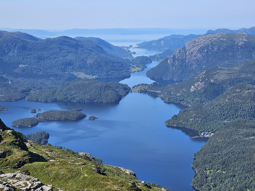 utsikt fra Daurmålsegga mot Sævareid med Skogseidvatnet, Henangervatnet og Sævareidfjorden
