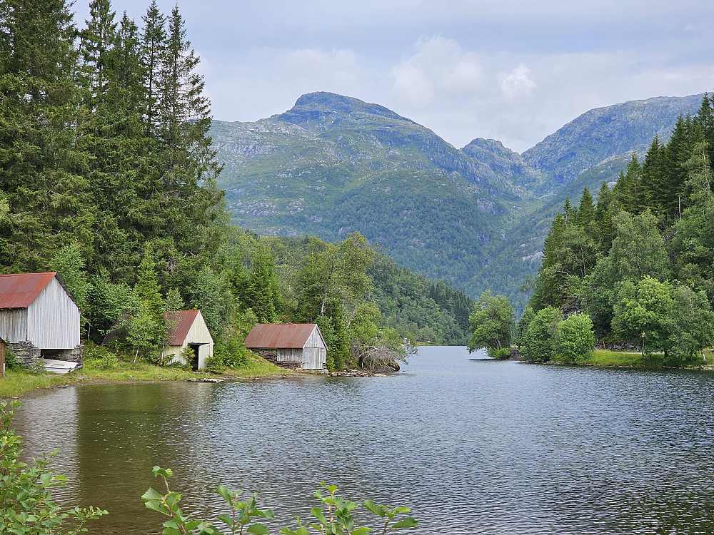 fra sydsiden av Kvanndalsvatnet med fjellene Skrott, Håstabben og Manfjellet