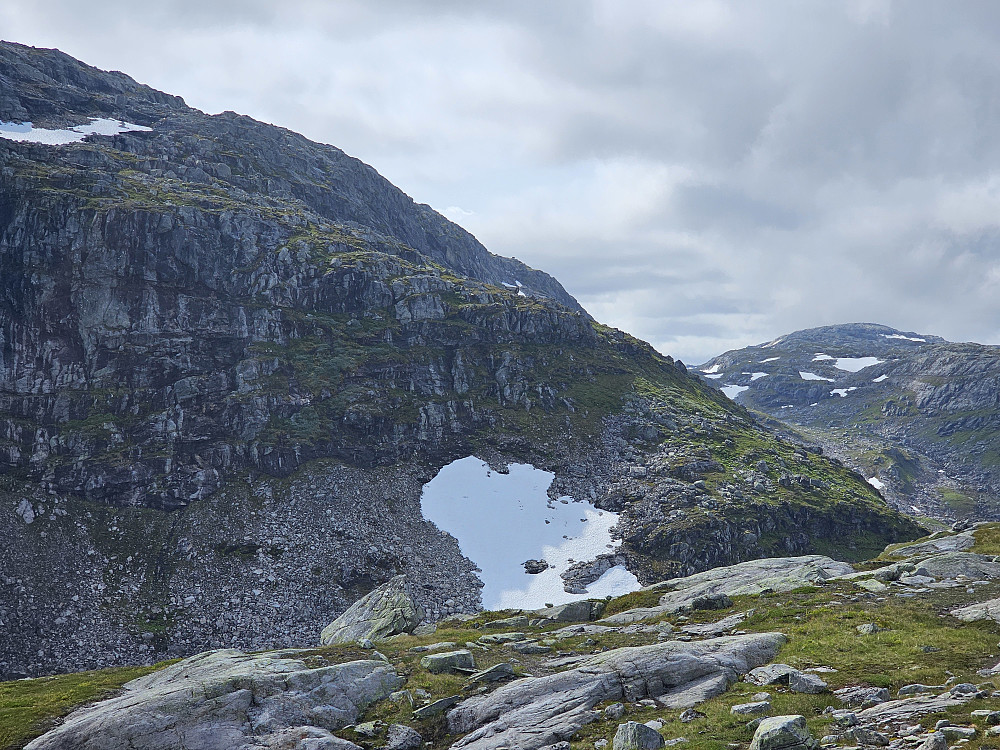nedover ryggen litt bak stupet og forbi snøfonnen høyre side 