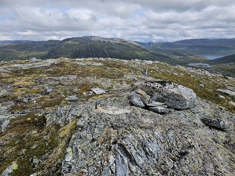 Hornafjell PB topp med bolt i fjell, måler den til 1135,4