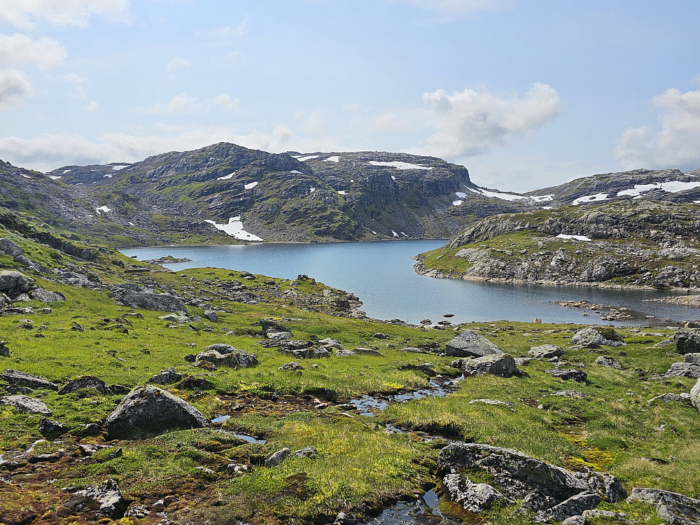 på vei ned til Øvre Sørdalsvatnet