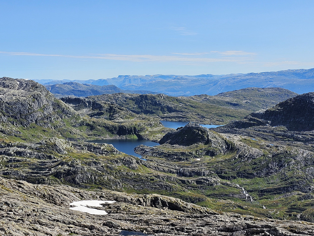 utsikt fra Iendafjellet mot Skolapp 1040 en mindre topp som ligger i dalføret mellom Fuglafjellet og Fotasperrnuten