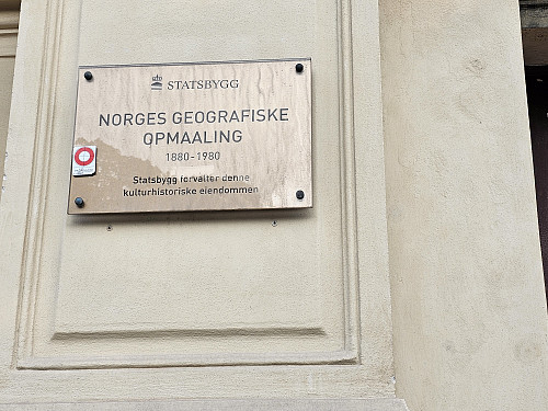 skilt på døren til NGO-bygningen St. Olavs gate 32