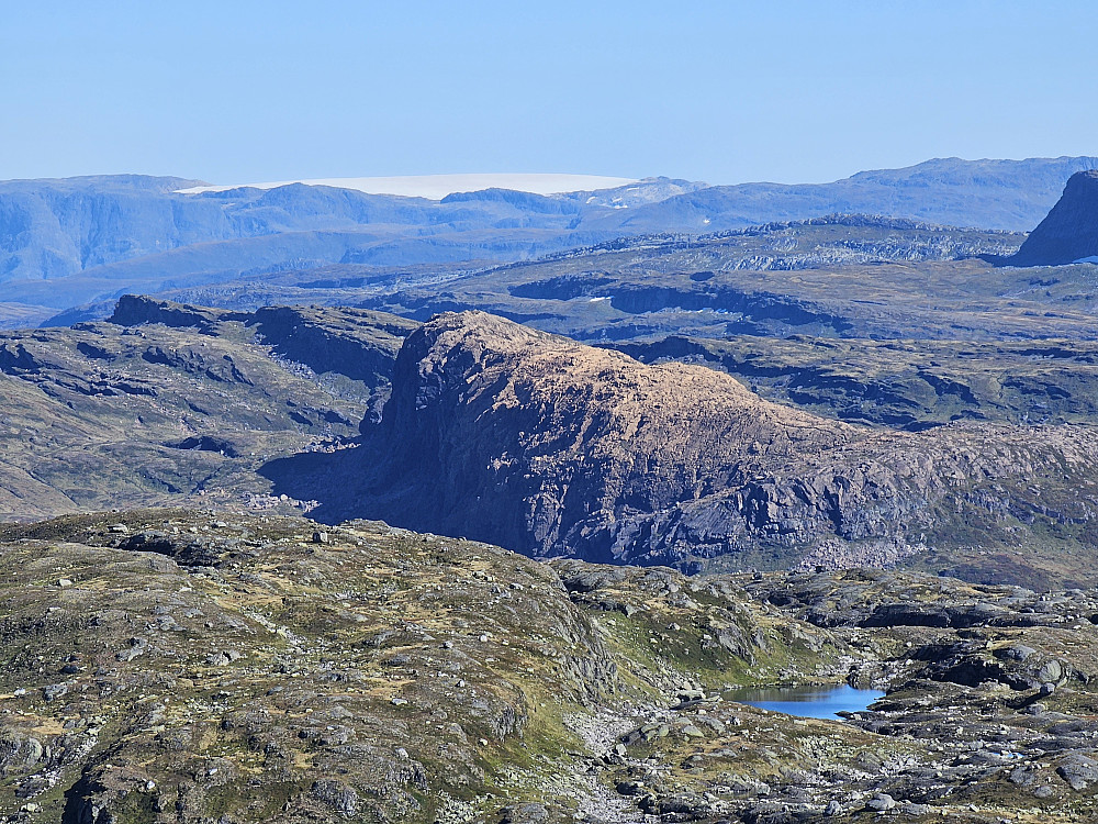 Rødberg og Fresvikbreen fra Askjellfjellet (zoomet)