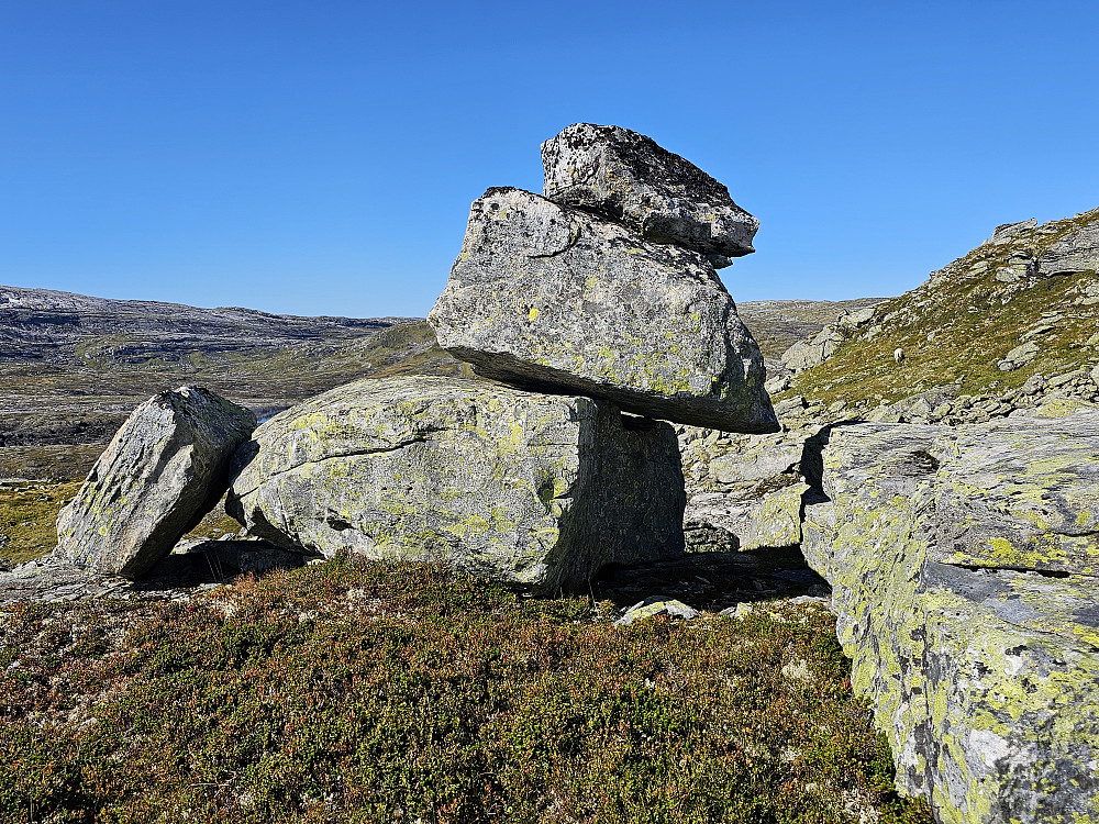 på ryggen var det så mange steiner at de som la de der måtte lagre de oppå hverandre