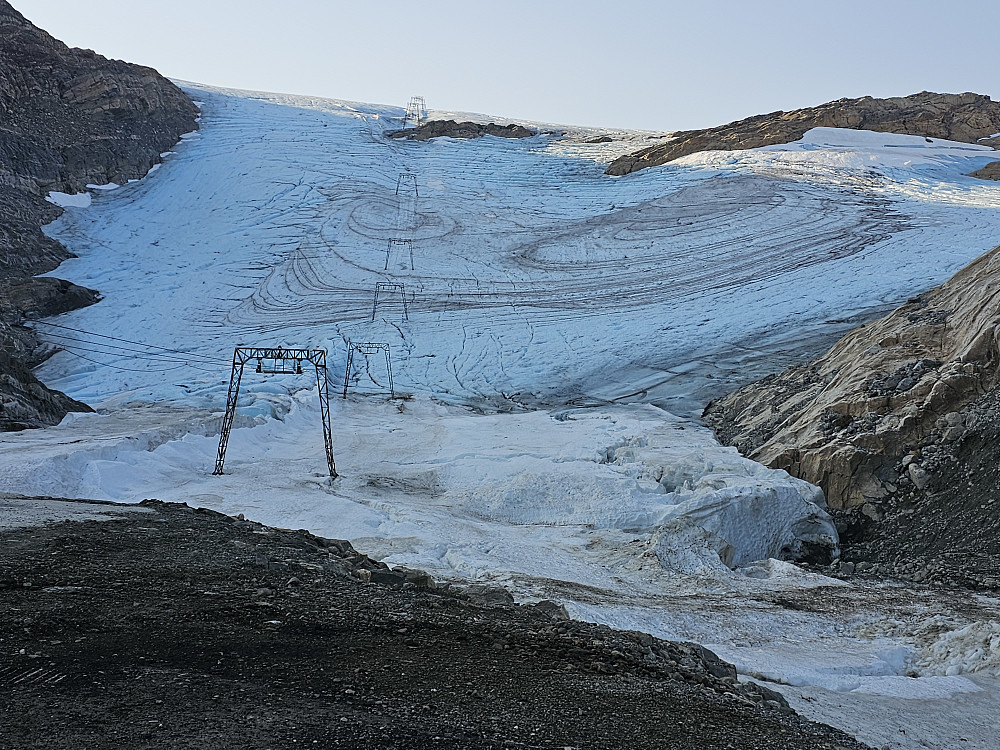 Folgefonna Sommerskisenter, 17 grader før solen sto opp. Ikke rart at breen smelter bort.