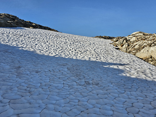 over et større snøfelt 