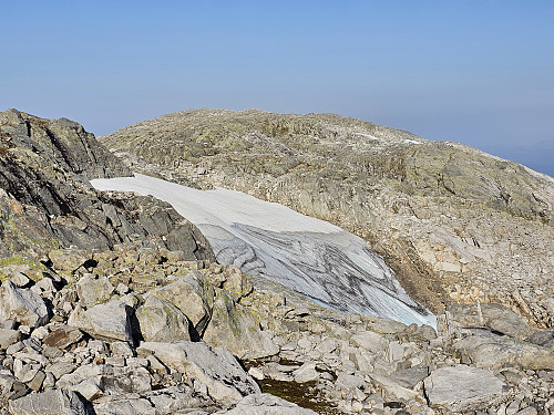 ikke trygt over snøfeltet, gikk over fjellknausen selg om jeg skulle ned i en kløft på andre siden