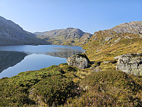 Vetlavatnet med Torrisskarfjellet bak midt i bildet