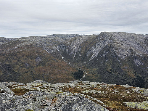 utsikt mot nordvest med Tverrdalen og fjellmassiver rundt