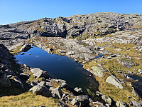 nede ved flere småvann før bakkene opp til Sørdalseggene