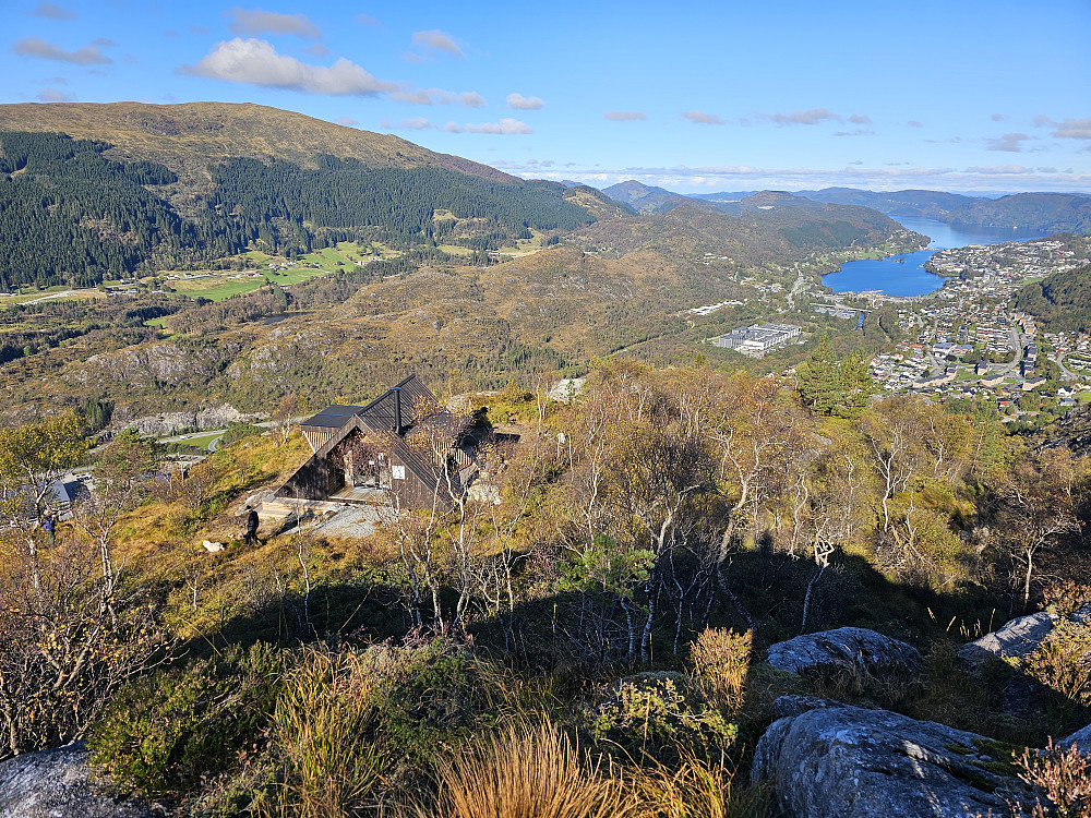 Bergen sin dagsturhytte Ådnebu med utsikt ned i Arnadalen