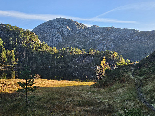 passerer Stora Raunlivatnet, Gangdalsnuten i bakgrunnen