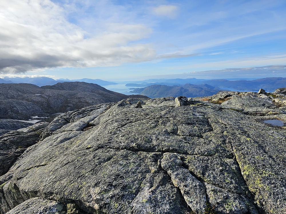 Høyeste punkt på Daurmålsnuten ligger helt ut på kanten mot syd. Ingen markering av toppunktet. Stor varde står 100m. mot nordvest