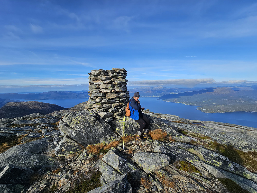 Petter ved varden på Daurmålsnuten