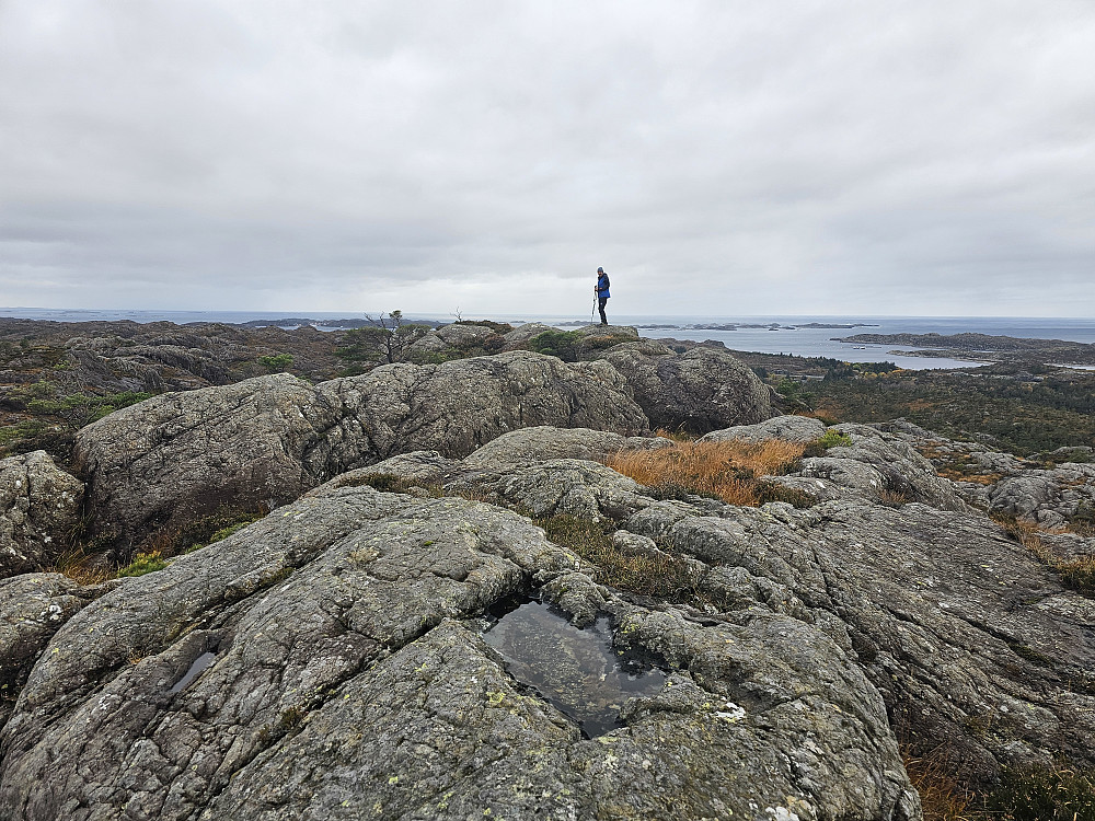 Petter på topp knausen av Gåsafjellet