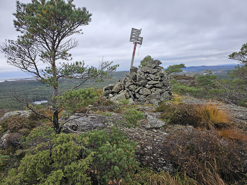 utsiktsvarde litt nordvest for toppen. (tror at trig.p. i varden er flyttet fra punktet bolt i fjell da der er øyebolter)