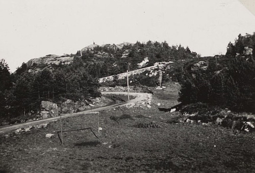 øvre Øyjorden 1940 - 1942. Marcus b-bs-fol-02351. Vi ser luftvernbatteriet og litt av en mannskaps messe inne i skogen