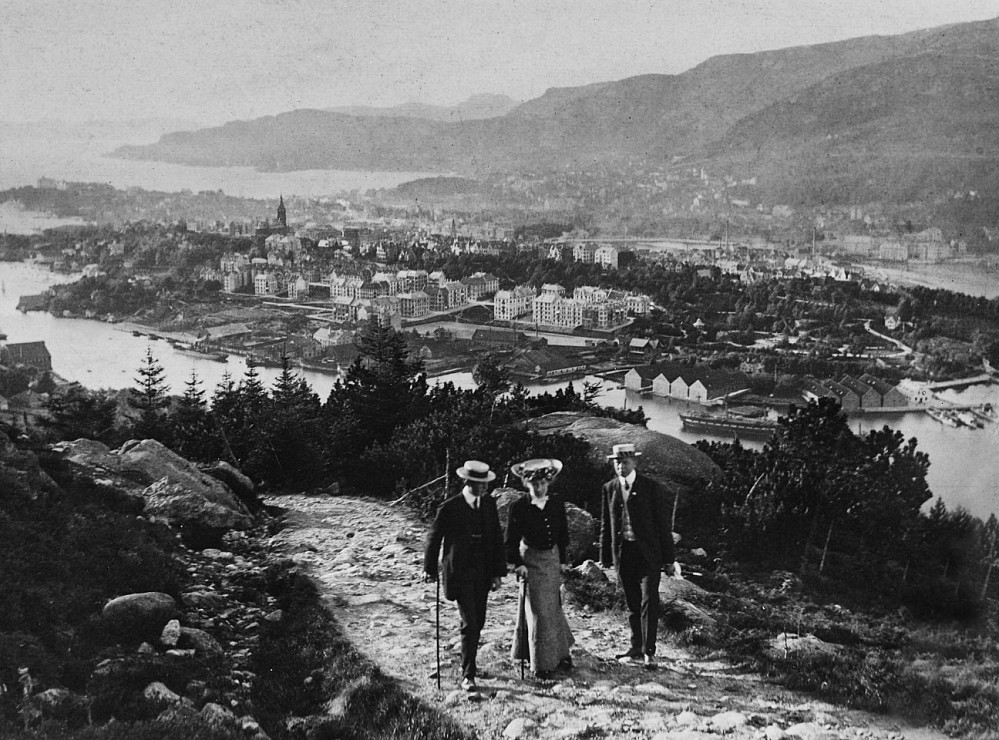 her er 3 pent kledde turgåere på vei oppover rideveien, bilde er trolig tatt rett under Skillingsbollen og restauranten.
Fotograf: Knoop - Marcus Universitetsbiblioteket i Bergen ubb-knoop-336
