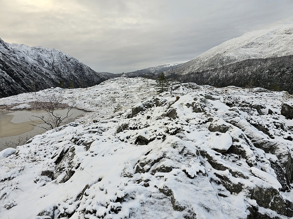 Toppen på Trollhaugen med varden ca. 30m. frem på kanten mot Hausdalen