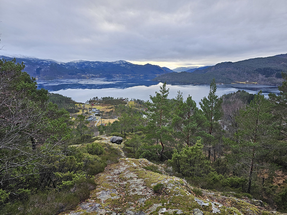 utsikt mot Samnangerfjorden fra ryggen under toppen