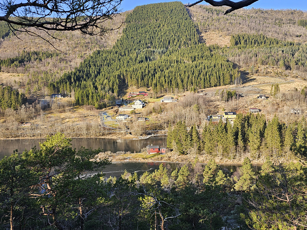 utsikt fra Skora mot Fjelltveit og hytten på Neset