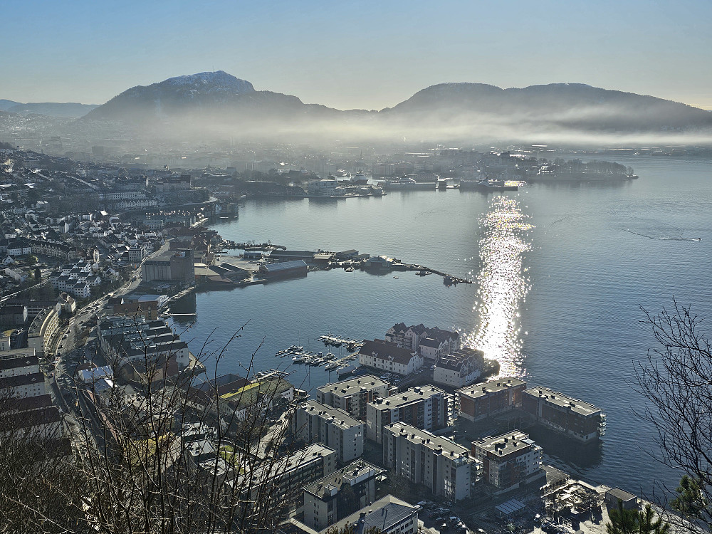 Bergen fra Sandviksbatteriet, litt røykfylt etter båt brann på vågen.