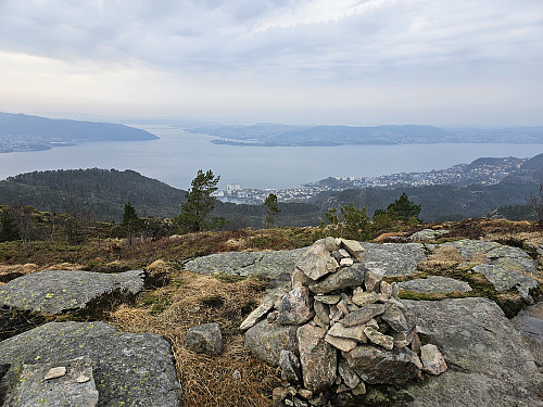 utsikt mot vest med byfjorden fra høyeste punkt på turen
