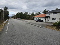 turstart, sti begynner bak huset