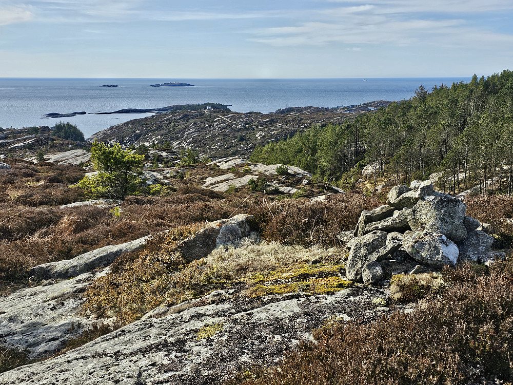 toppen på Sælsfjellet 84 med utsikt mot Marsteinen