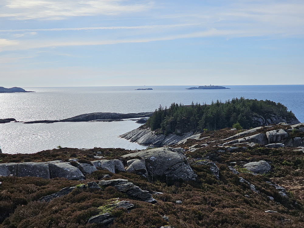 utsikt fra minnesmerke mot Marstein fyr