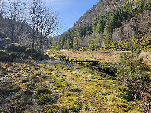 over bekken på bro i begynnelsen av Dalen