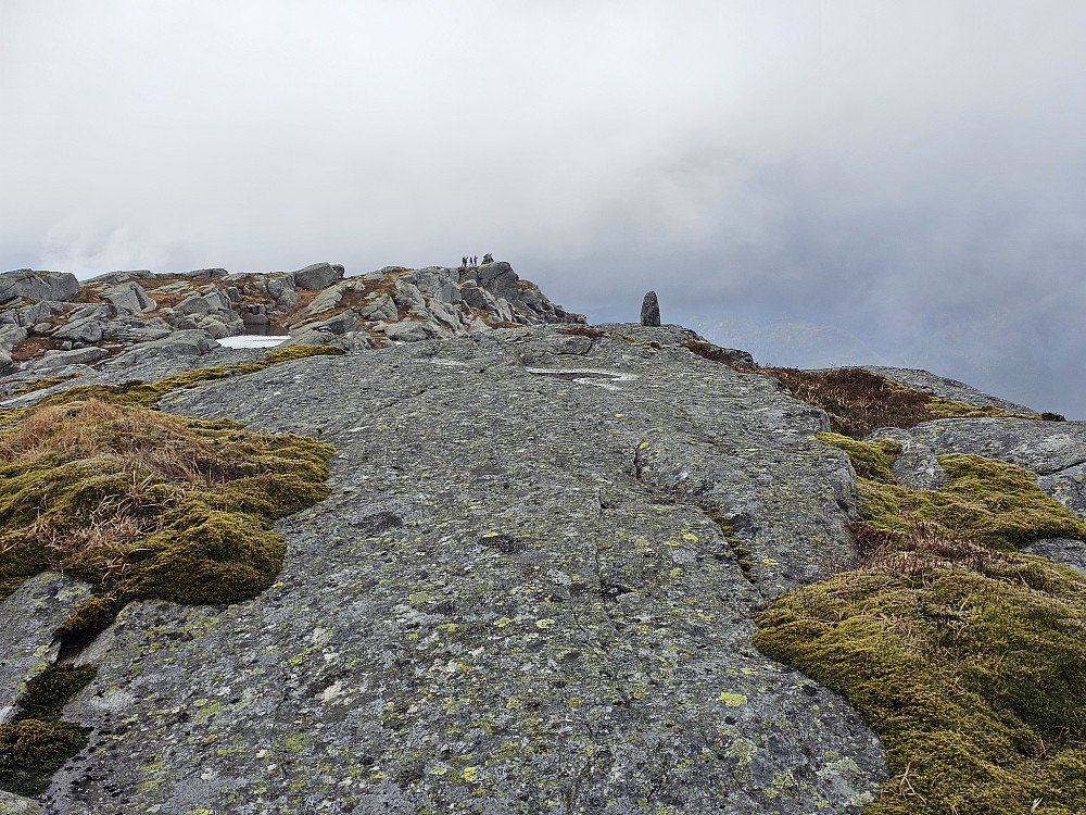 Daurmålsegga 806.5 sett sydover mot gamle toppunktet 805,7