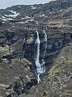 foss fra Herdabreidvatni ned i Fossdal