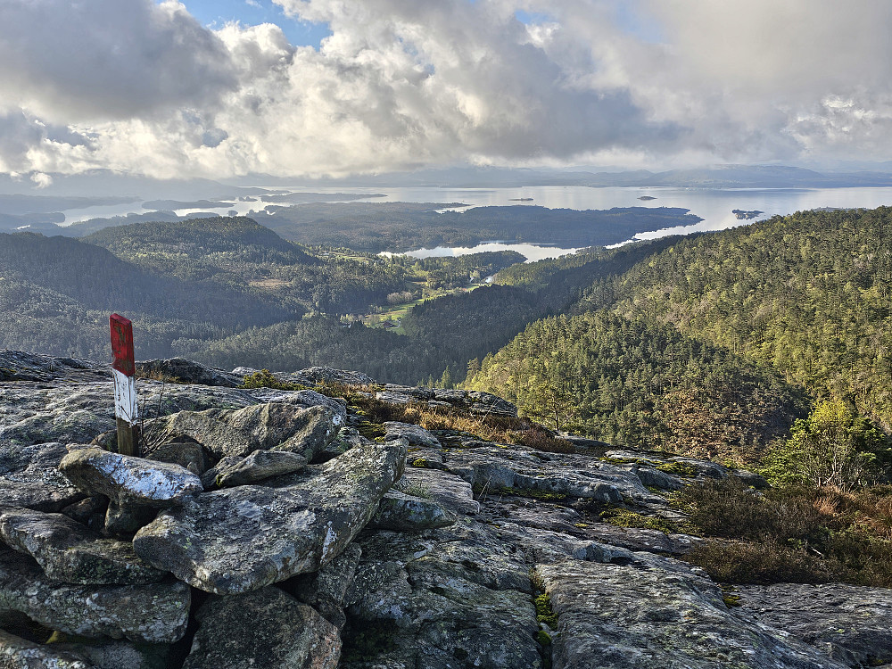 Svelikulten 251 med utsikt sydover mot Austfjorden