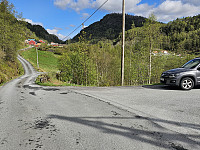 parkering syd for de øverste gårdene. Melshovda i horisonten midt i bildet. 