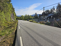 her står jeg ved trappen og parkerte borte ved husene