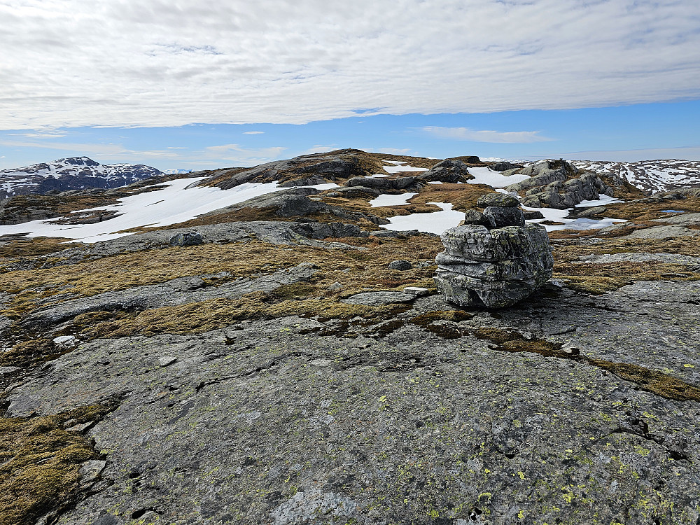 fra liten topp nord for hovedtoppen som vi ser bak