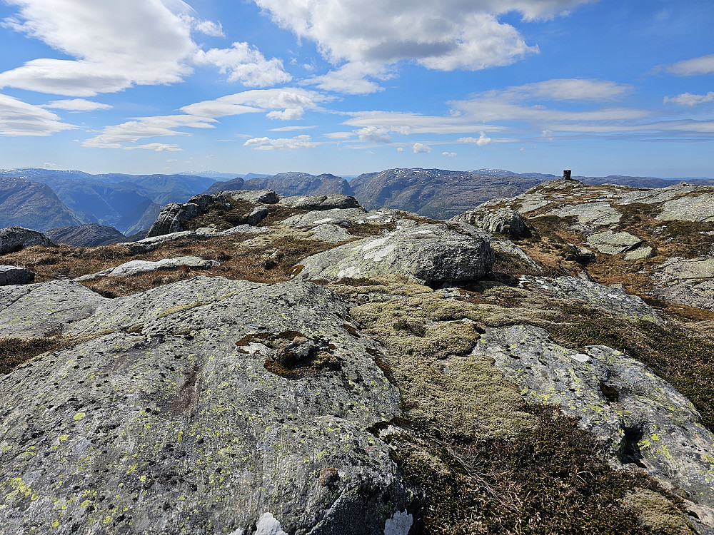 på Tofjellet 837 med utsikt mot gamle PB toppen ved varden